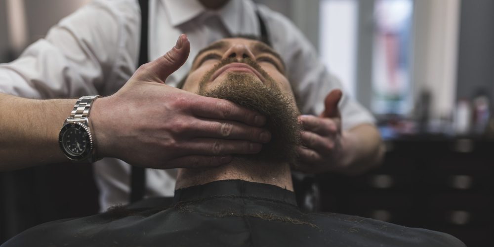 crop-barber-styling-beard-customer